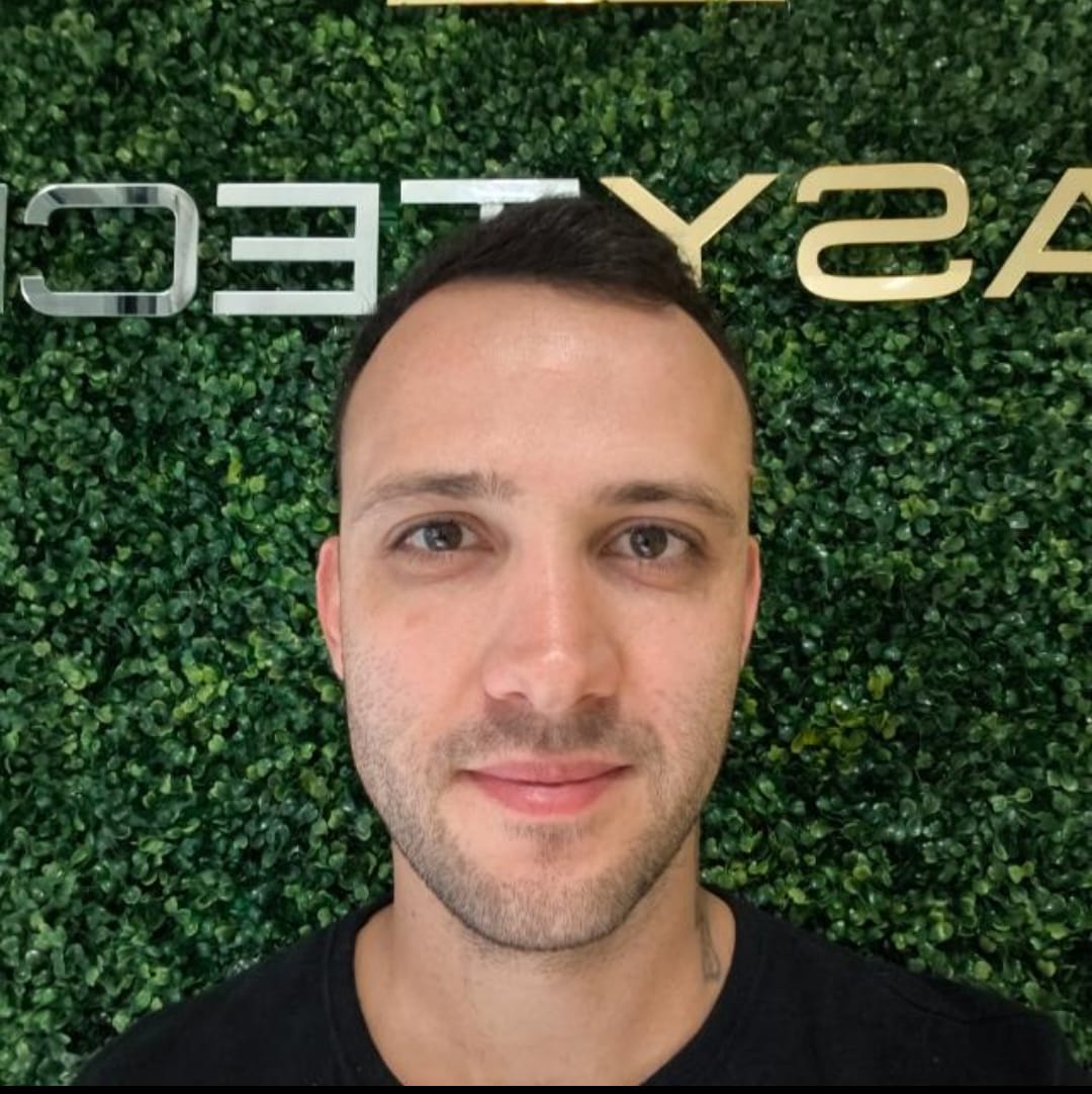 Equipe EasyTech vendendo celular em Florianopolis